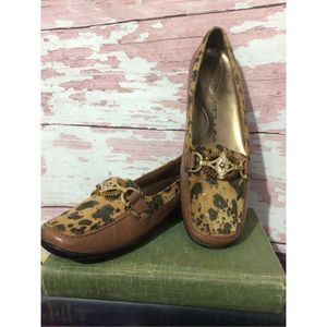 BELLINI Bobcat Leopard Tan Flats Medallion Top Size 8 Leather